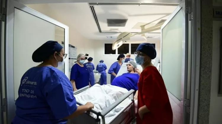 Mãe dá à luz a sêxtuplos; mais de 30 profissionais participaram do parto